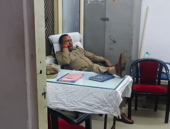 कासगंज जिला अस्पताल चौकी में टेबल पर पैर रखकर सोते मिले चौकी प्रभारी