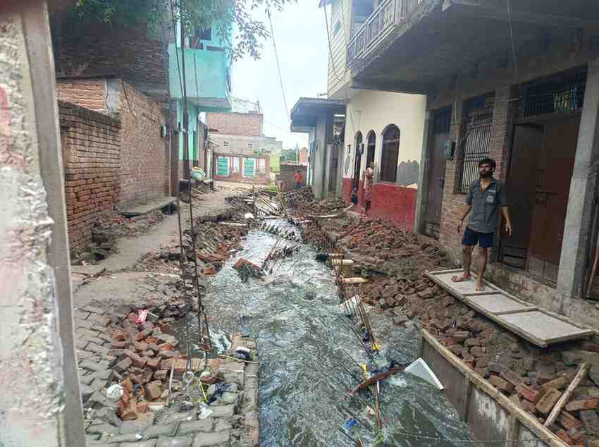 गंजडुंडवारा मे पानी रोककर नाला निर्माण चल रहा था, बारिश होते ही धंसने लगी सड़कें, सात मकानों भी आए जद मे.... मचा हडकंप 