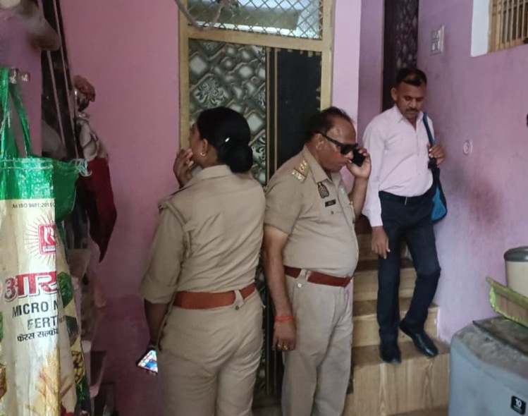 Kasganj: दादा को पोते से ऐसा लगाव, जयपुर से पिता लेने पहुंचा तो पोते को लेकर कमरे में बंद हुआ....बुलानी पड़ी पुलिस
