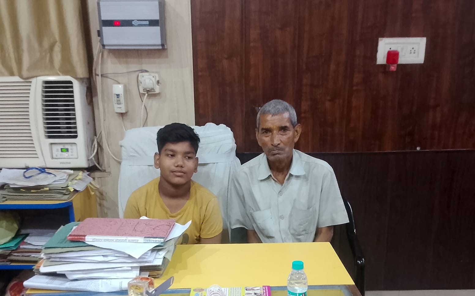 Kasganj: दादा-पोते के प्यार ने पुलिस के पसीने छुड़ाएं , एसपी तक समझाने पहुंचे, 20 घंटे बाद खुला दरवाजा तो पोता बोला-‘दादा के साथ रहूंगा’