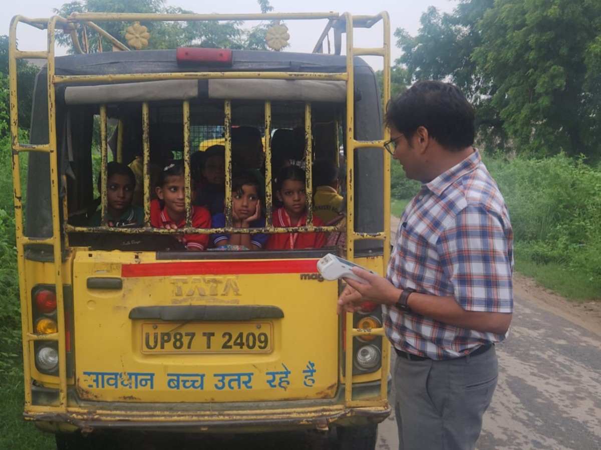 Kasganj: परिवहन विभाग की ‘मिशन सेफ फ्यूचर’ के तहत बड़ी कार्रवाई, 41 वाहनों पर शिकंजा; 30 बच्चों से भरी स्कूल वैन सहित 7 सीज