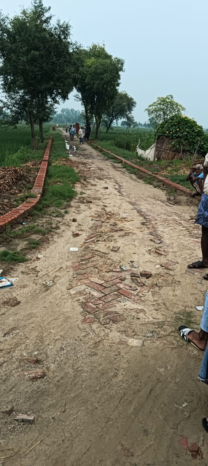 Badaun News : नींव उखाड़ी तो भड़के ग्रामीण, प्रधान-जेई पर उठे सवाल
