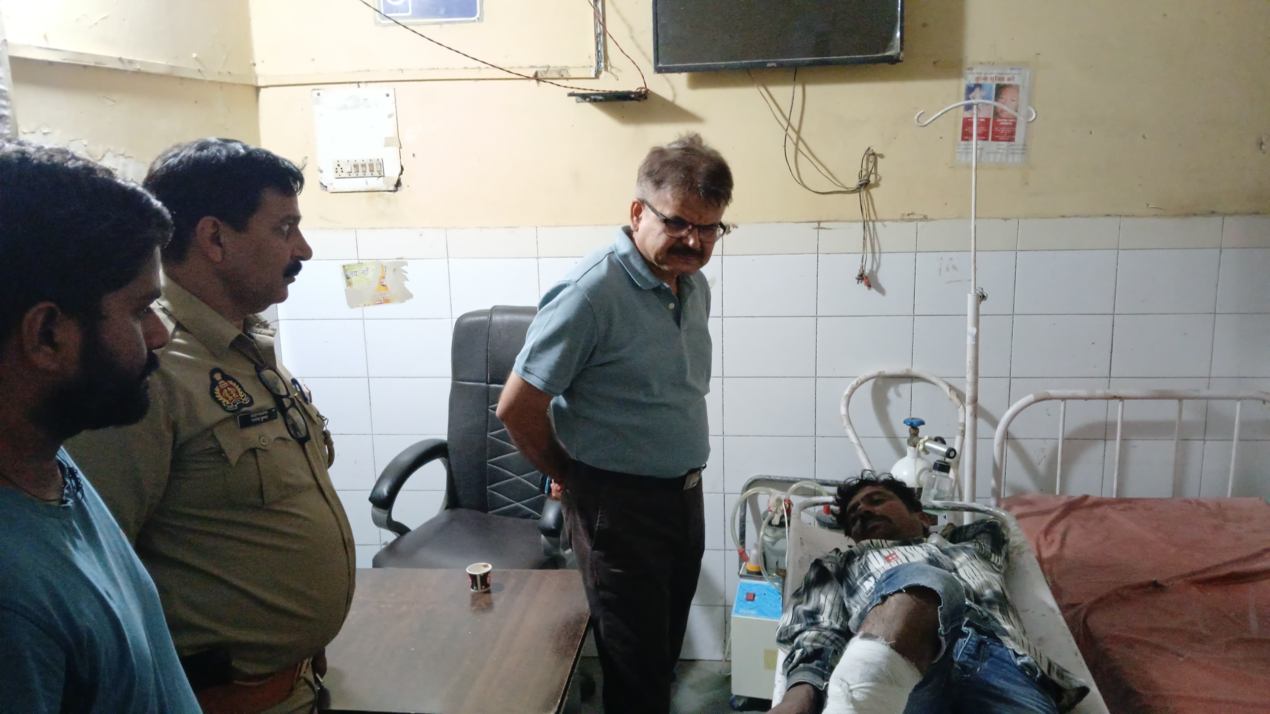 Kasganj: पुलिस पर फायरिंग कर भाग रहे थे तीन गौ-तस्कर, जवाबी कार्रवाई में एक के पैर मे लगी गोली