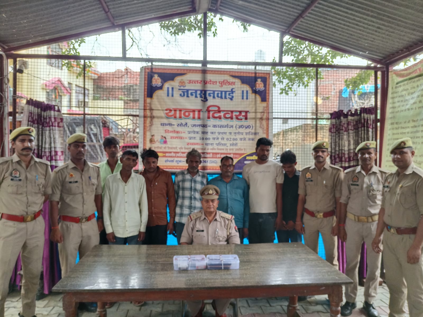 Kasganj: ताश बिछी, नोट सजे और लग रही थी हार-जीत की बाजी...पुलिस ने छापा मार सात को दबोचा