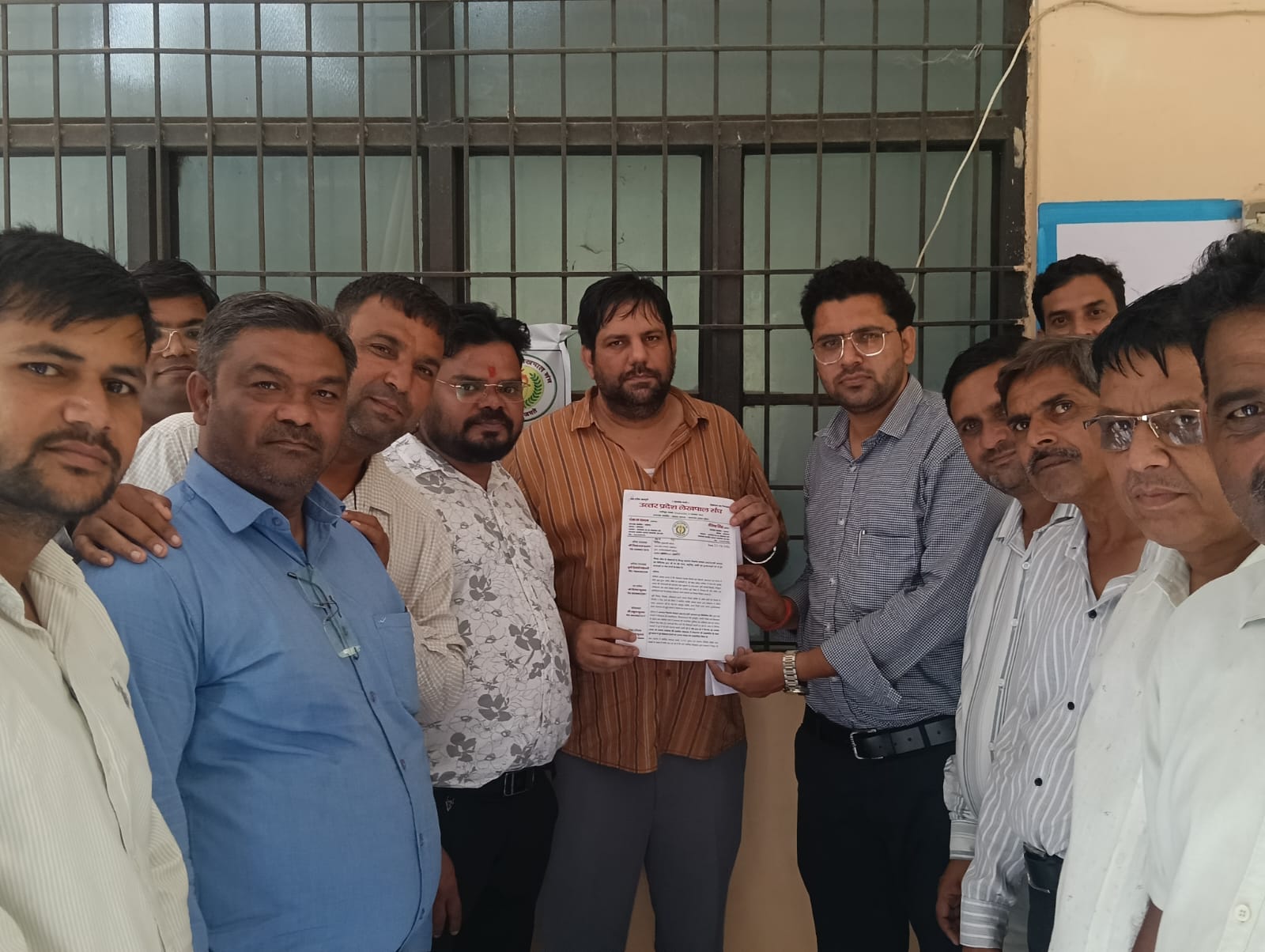 लेखपालों ने सहावर तहसील परिसर में दिया धरना, मांगो को लेकर सौंपा ज्ञापन