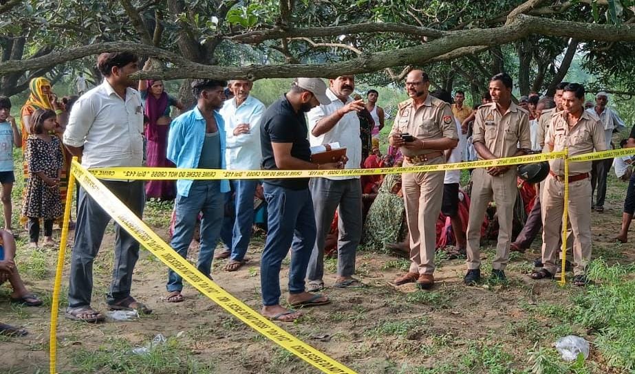 Kasganj:आम के बाग मे पेड़ पर लटका मिला युवक का शव.....मची सनसनी