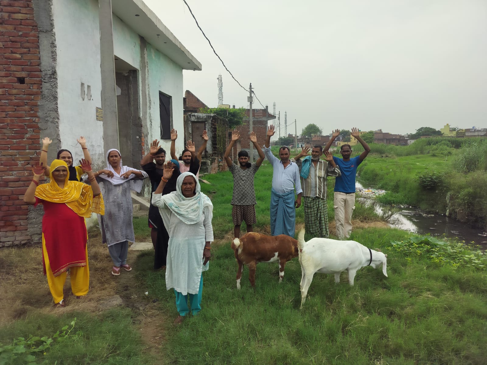 Kasganj:दोनों ओर पक्की सड़क, बीच में 500 मीटर कच्चा रास्ता, बरसात में कीचड़-जलभराव से लोग बेहाल