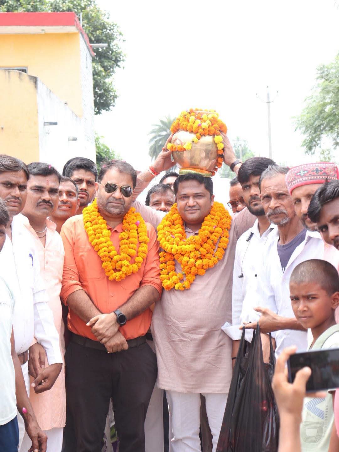 Budaun News : रविदास जयंती पर गांव-गांव पहुंची कलश यात्रा
