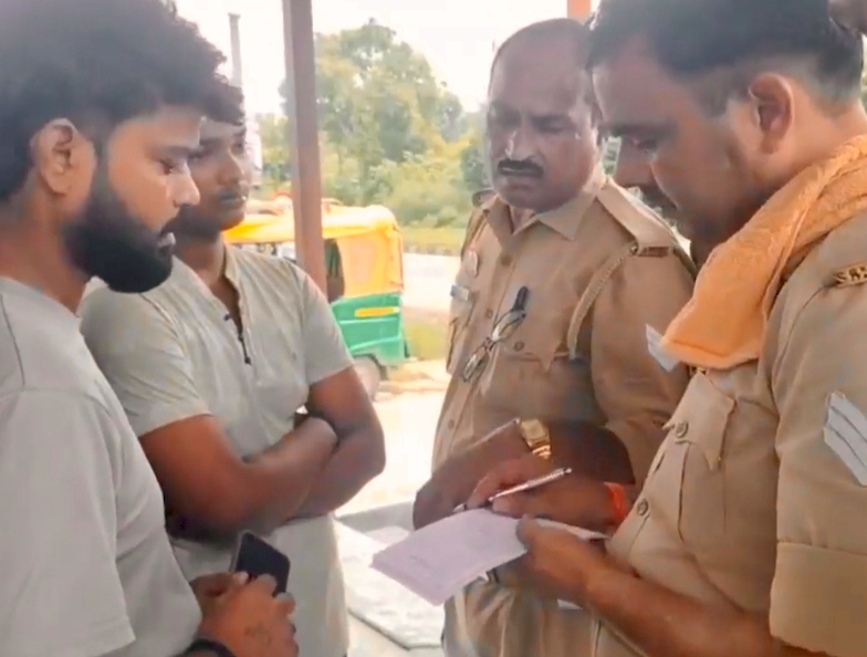 Kasganj: चार्जिंग पर लगे दो मोबाइल चोरी, शोक में आए रिश्तेदारों के फोन पर देर रात चोरों ने किया हाथ साफ