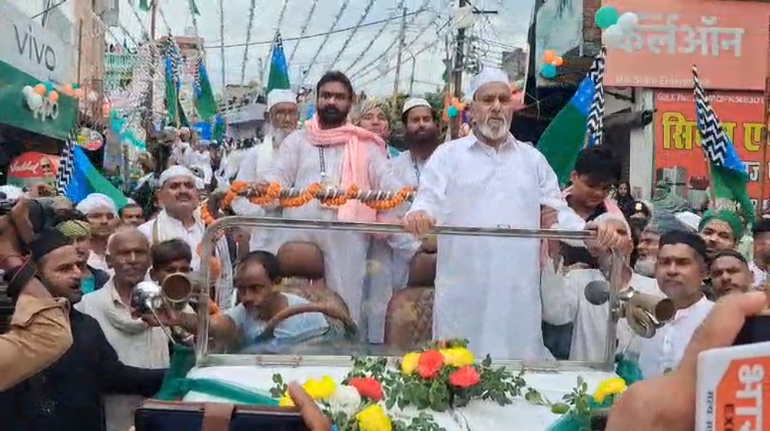 Kasganj: सजी झांकियां, जगमगाती राहें और ऊंट-घोड़ों पर बच्चे... जुलूस-ए-मोहम्मदी को देखते रह गए लोग