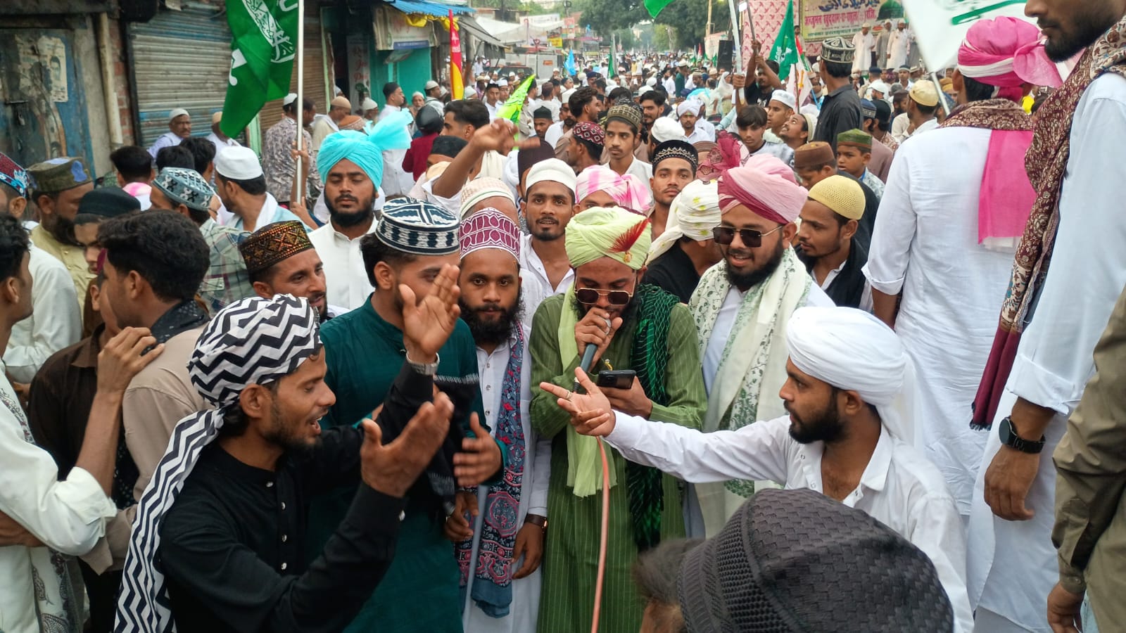 शान-ओ-शौकत से निकला जुलूस-ए-मोहम्मदी, दिया अमन-शांति का संदेश 