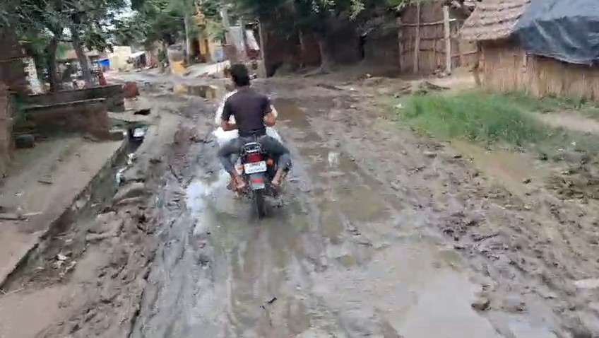Kasganj: सड़क नहीं, दलदल है ये... गांव नहीं, नरक है ये! हर रोज कीचड़ से जूझ गंतव्य तक पहुंचते हैं लोग... प्रशासन बेखबर