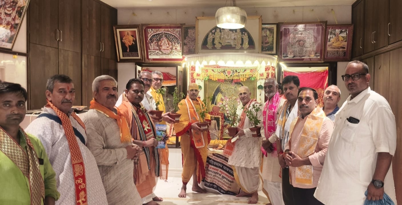 संस्कृत सप्ताह में घर-घर बांटे तुलसी पौधे और श्रीमद्भगवद्गीता