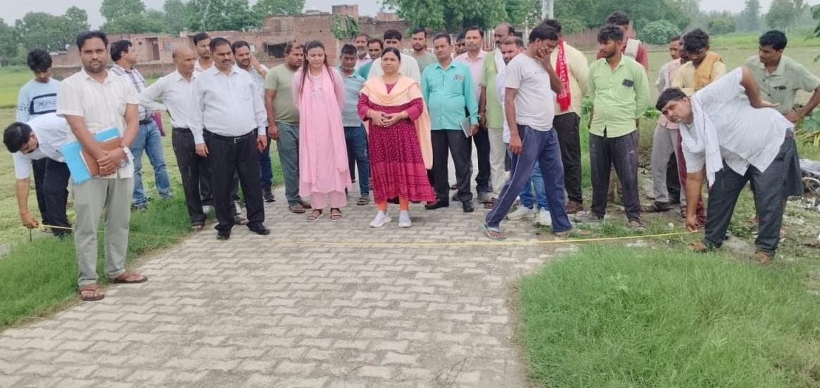 Kasganj: कागजों पर सड़क दौड़ी...9.33 लाख भी साथ ले उड़ी! जांच में खुला फर्जी एमबी का खेल...अब तीन पर गिरेगी गाज