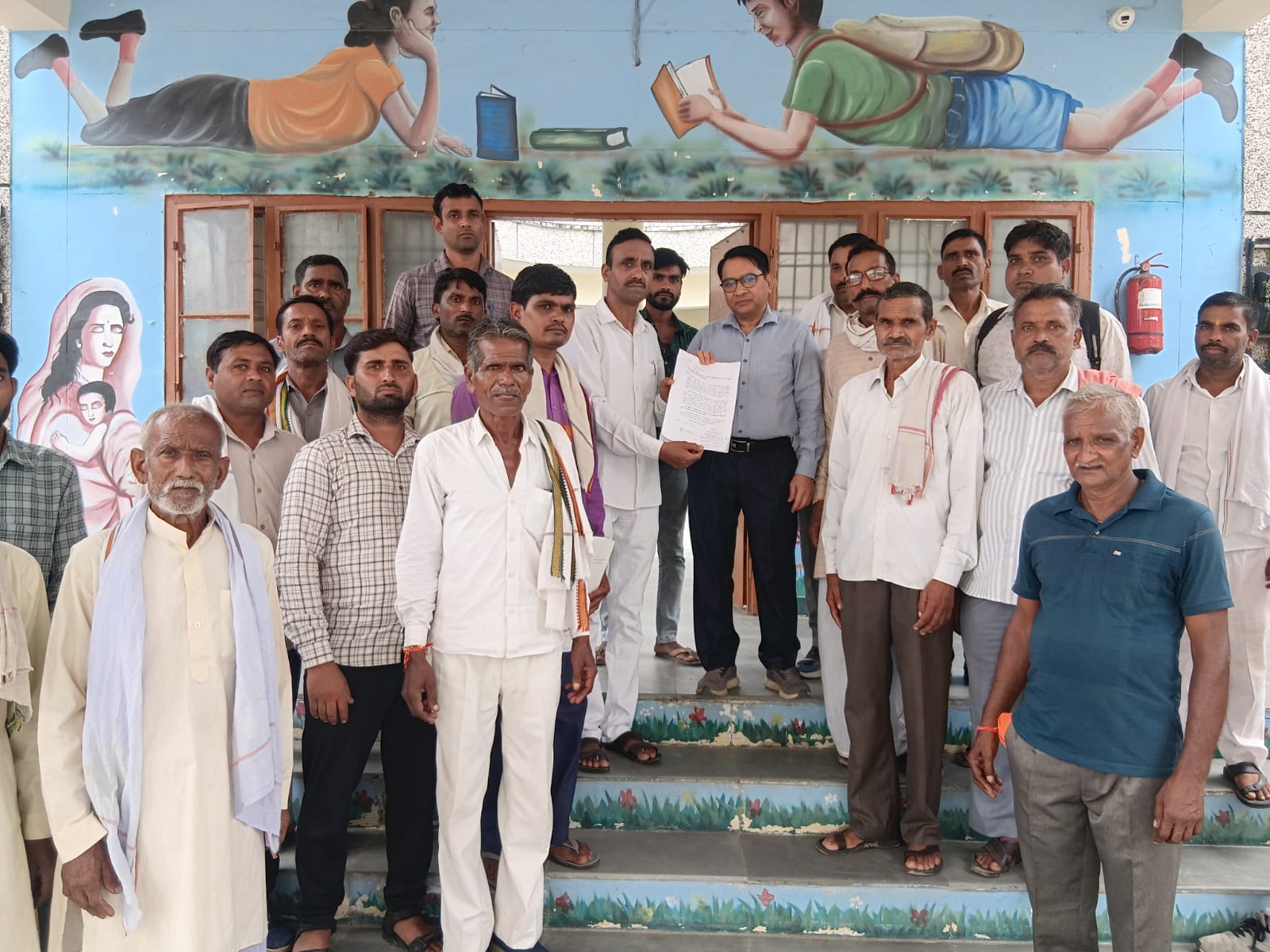 Badaun News :स्कूल गेट से 10 मीटर दूर शराब ठेका, ग्रामीणों में आक्रोश