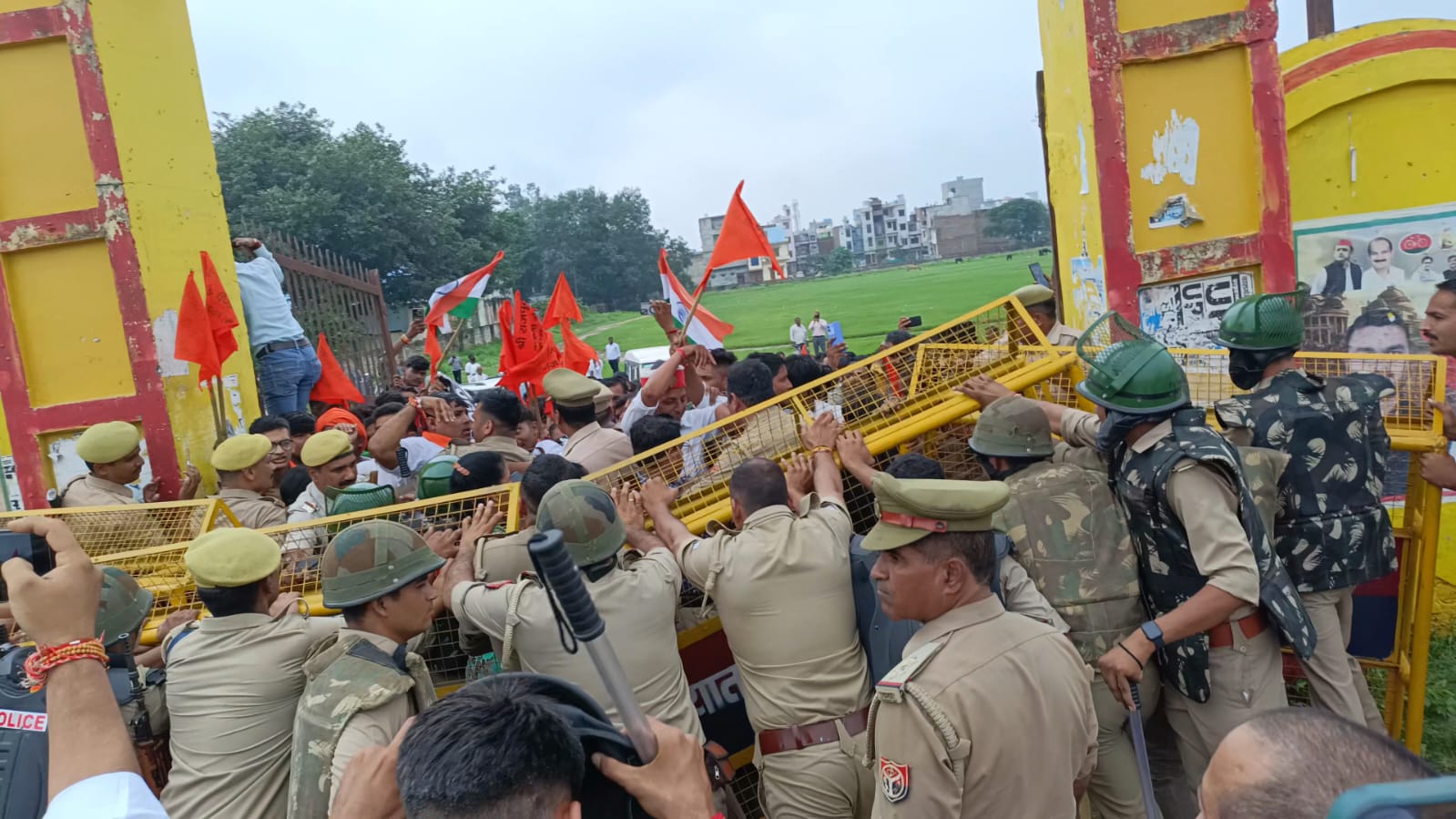 Kasganj: सवर्ण आयोग के गठन की मांग पर सड़कों पर उतरा सवर्ण समाज, कलेक्ट्रेट पहुंचकर सौंपा ज्ञापन