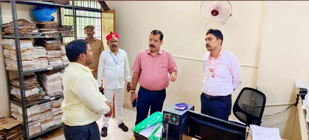 अचानक आरटीओ कार्यालय पहुंचे एडीएम, अभिलेखों चेक किए