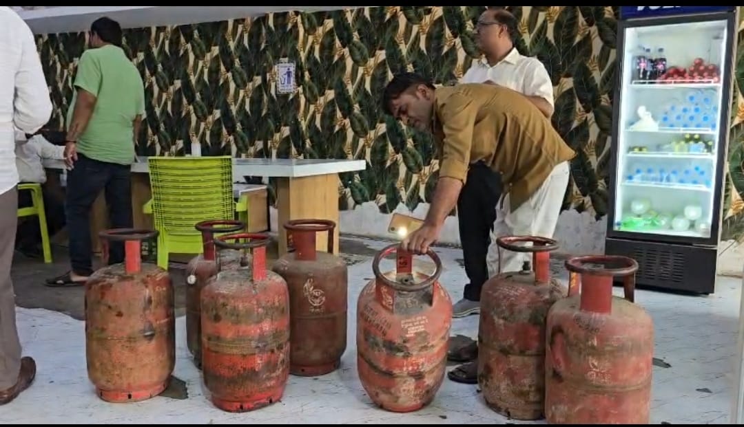 बृजवासी स्वीट्स खाद्य विभाग टीम का छापा, सात घरेलू गैस सिलेंडर मिले