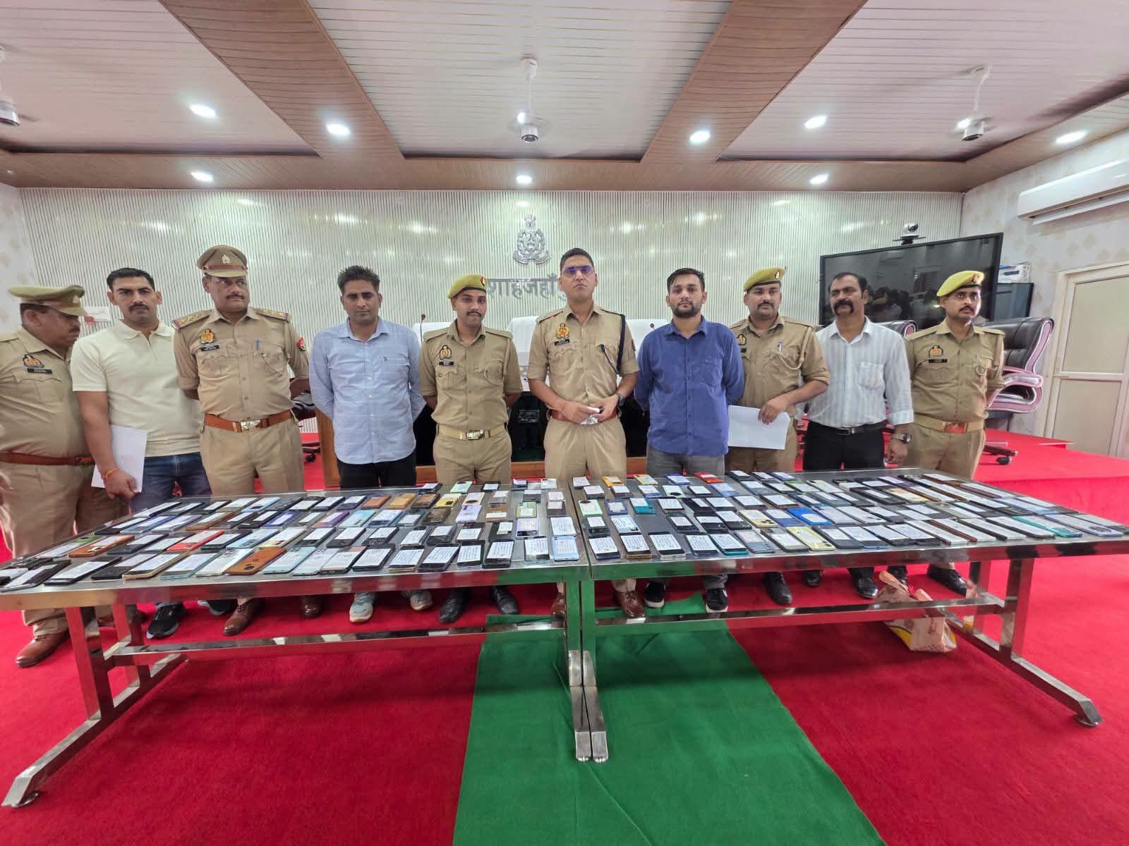 शाहजहांपुर पुलिस ने  35 लाख के  मोबाइल बरामद कर मालिकों को लौटाए