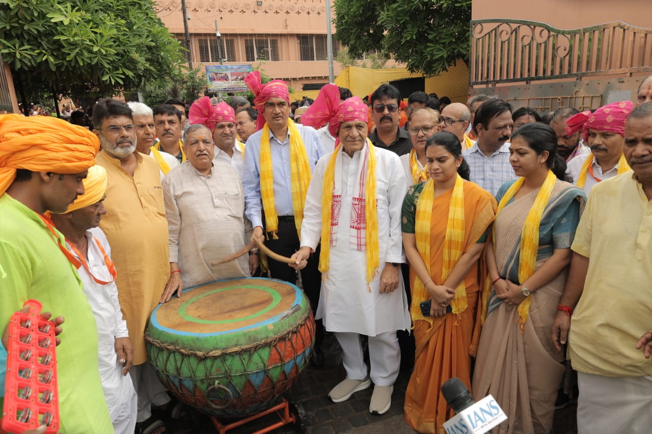 लोक रंगों से सजी शोभायात्रा, मयूर नृत्य और ढोल-नगाड़ों ने बांधा समां