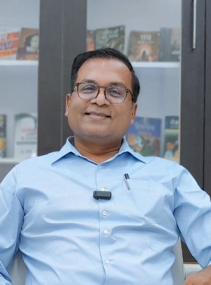 डीएम बोले: लक्ष्य तय कर नियमित पढ़ाई करें