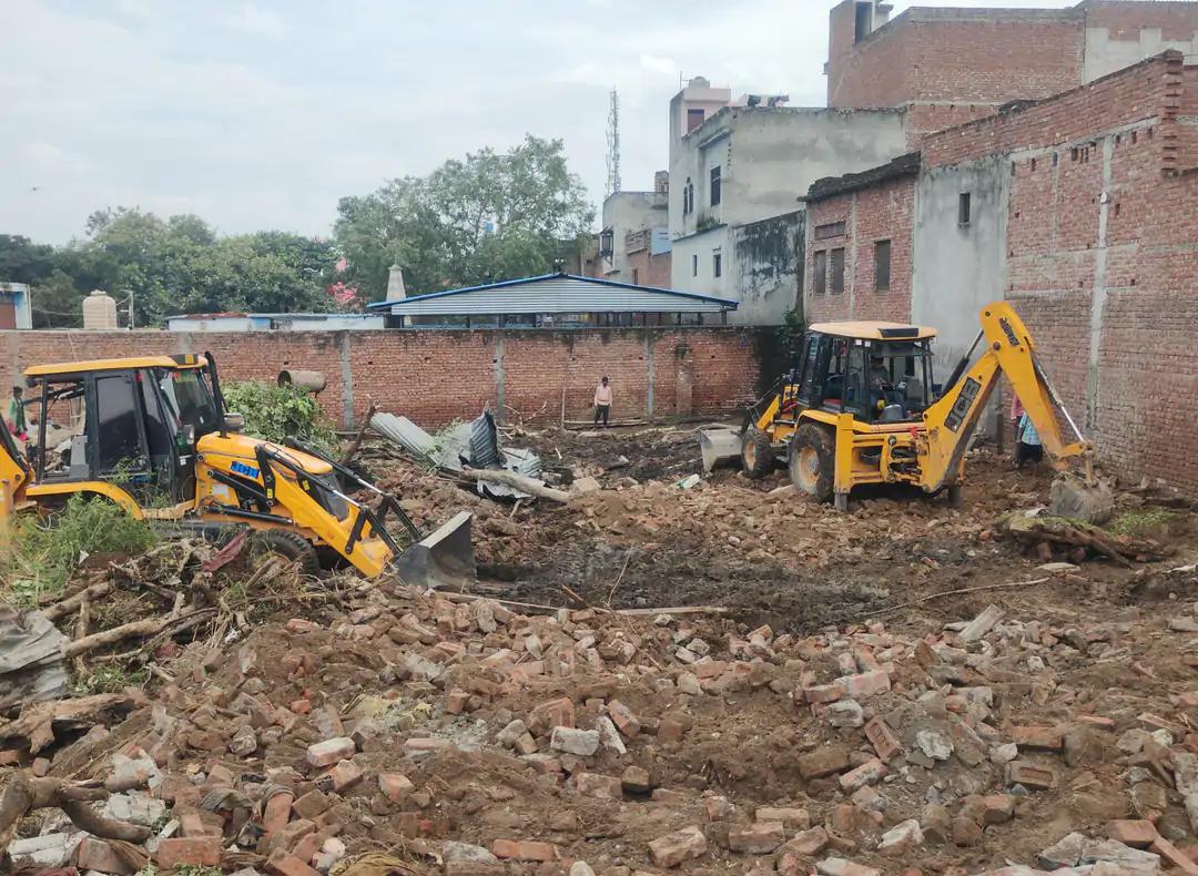 पटियाली में सरकारी जमीन से हटा अवैध कब्जा, चला प्रशासन का बुलडोजर....मचा हड़कंप