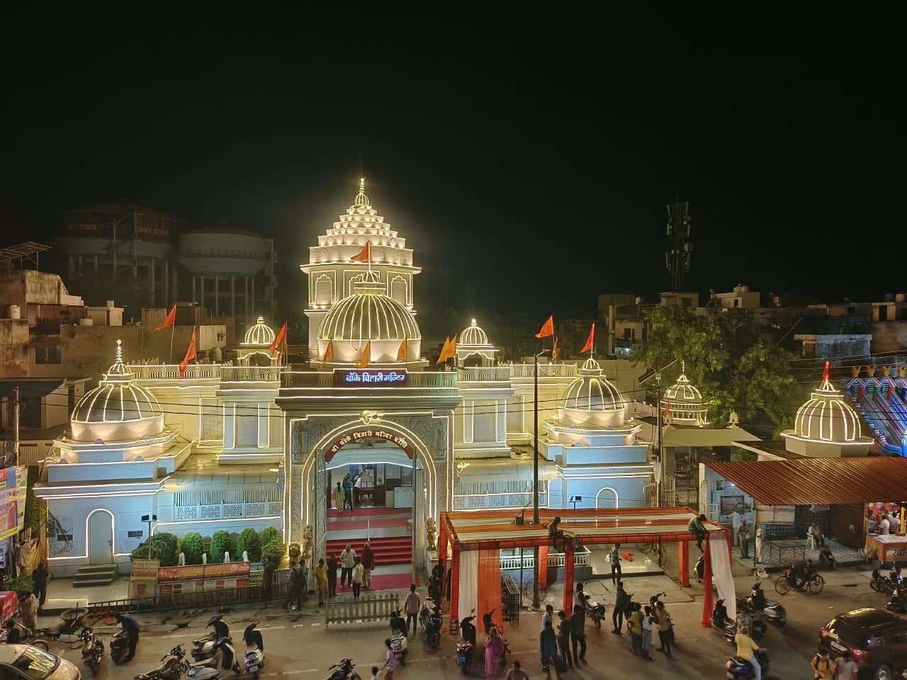 हर तरफ श्रीकृष्ण जन्माष्टमी की धूम,  भव्य रूप से सजे बांके बिहारी और त्रिवटीनाथ मंदिर
