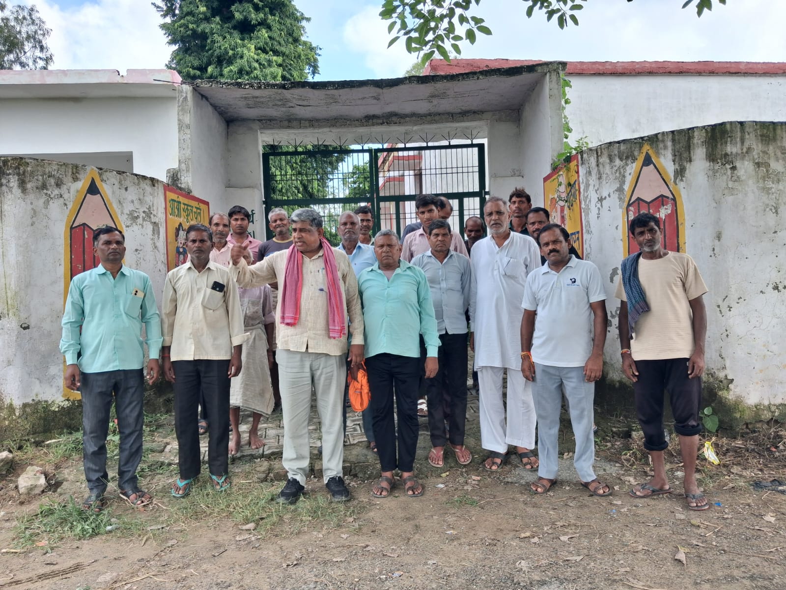 Kasganj: पेयरिंग के नाम पर बंद हुआ प्राथमिक विधालय, नौनिहालों की पढ़ाई पर संकट; सपा विधायक व राष्ट्रीय प्रवक्ता ने खोला मोर्चा