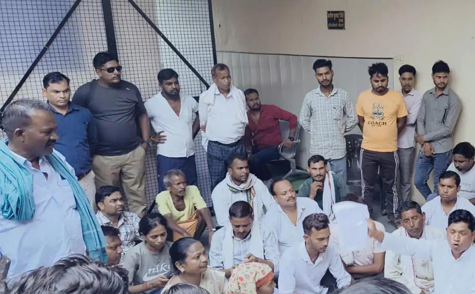 Kasganj: नजूल भूमि पर बुलडोजर चला तो आरोपों से गरमाया माहौल, एसडीएम ने बताया बेबुनियाद