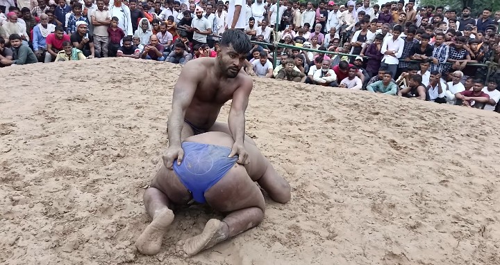 Badaun News :गुलड़िया में सजा विशाल दंगल, पहलवानों ने दिखाया दमखम