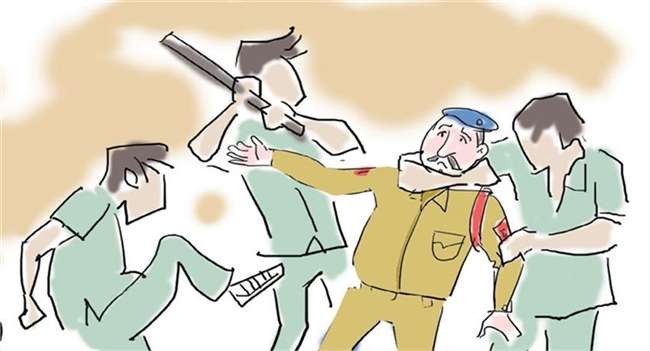 Kasganj: पुलिस के कब्जे से वारंटी को छुड़ा ले गए थे हमलावर, सात पर FIR