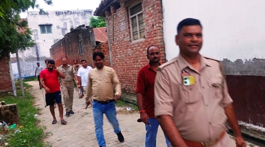 KASGANJ NEWS विजिलेंस टीम ने छह को पकड़ा, तीन को रुपये लेकर छोड़ने का आरोप