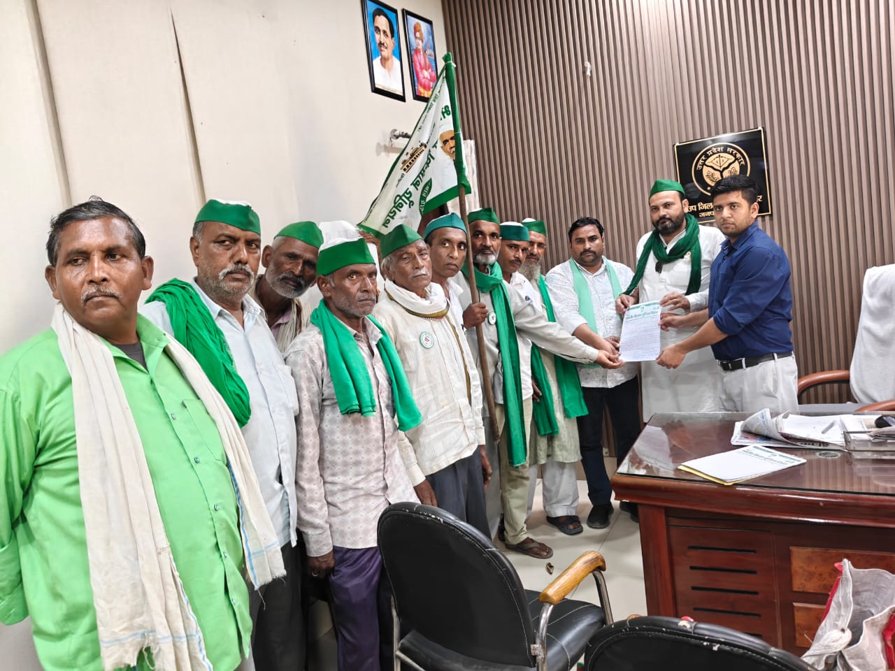 Kasganj:भूमि अभिलेख दुरुस्ती के नाम पर वसूली का आरोप, किसान यूनियन ने SDM को सौंपा ज्ञापन