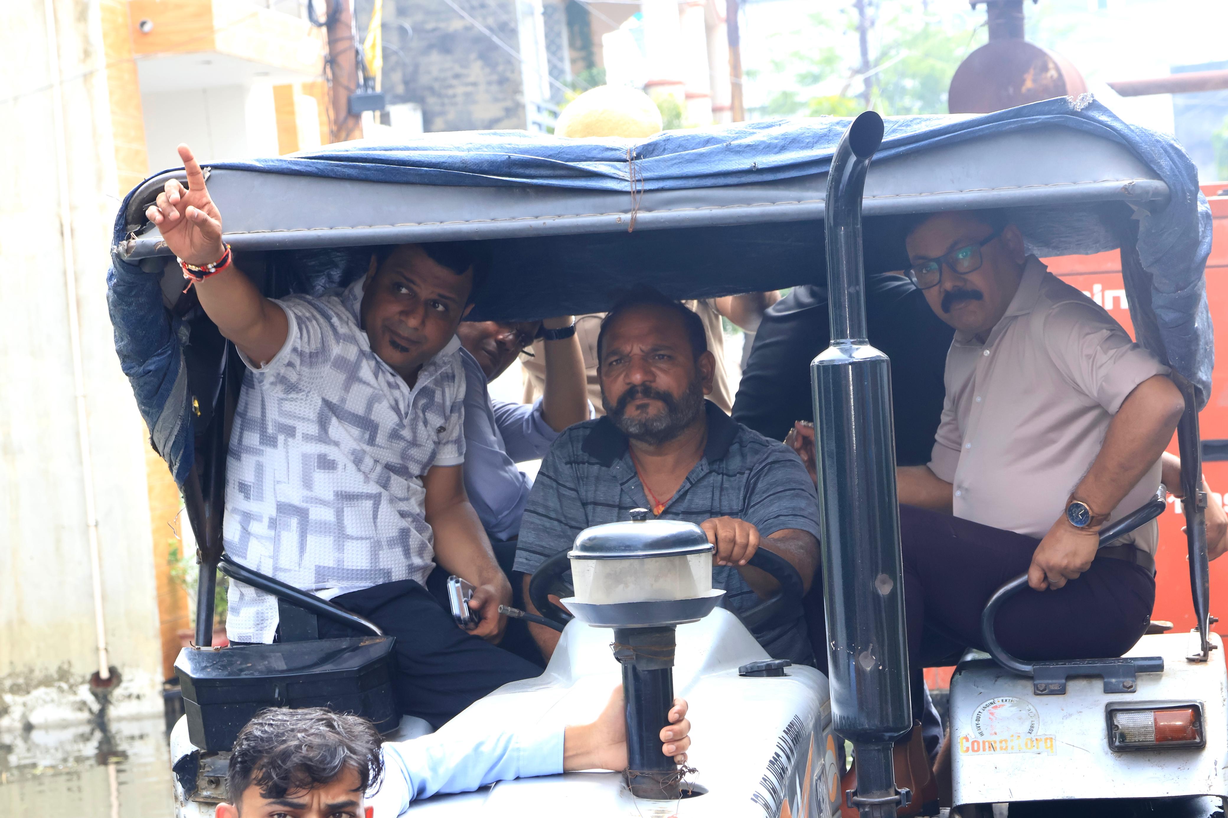 बरेली: रेजिडेंसी गार्डन में जलभराव का जायजा लेने ट्रैक्टर से पहुंचे डीएम