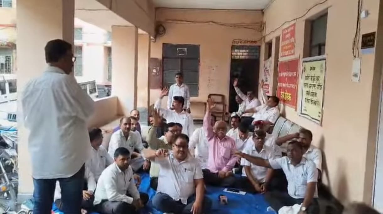 शाहजहांपुर: एसडीएम से नोकझोंक के बाद धरने पर बैठे अधिवक्ता 