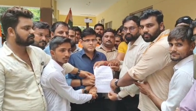 Kasganj: यूजीसी आरक्षण के विरोध में सवर्ण समाज का प्रदर्शन, तहसीलदार को सौंपा ज्ञापन