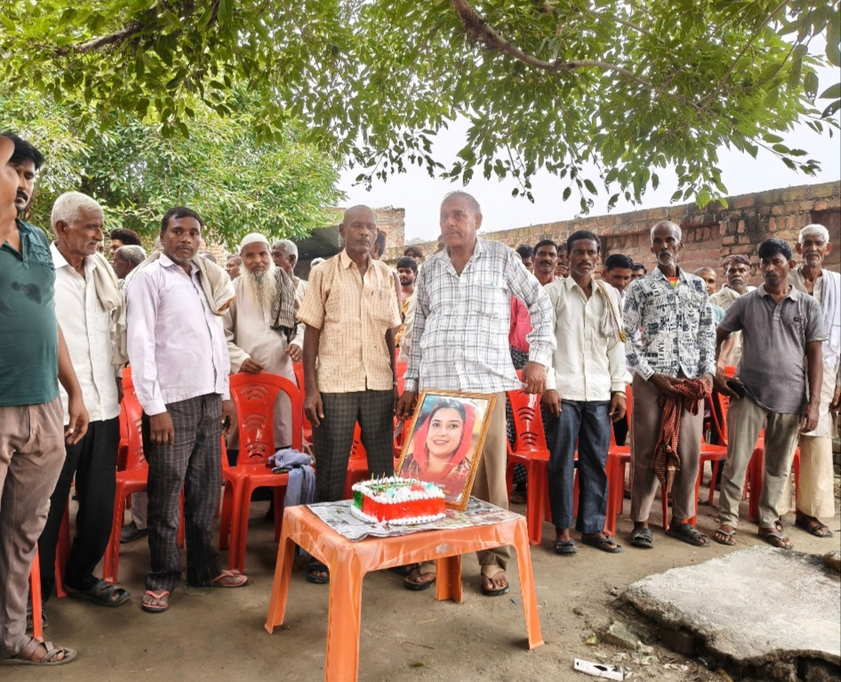 Kasganj: धूमधाम से मनाया गया सपा नेत्री नाशी खान का जन्मदिन, समर्थकों ने जगह-जगह काटा केक