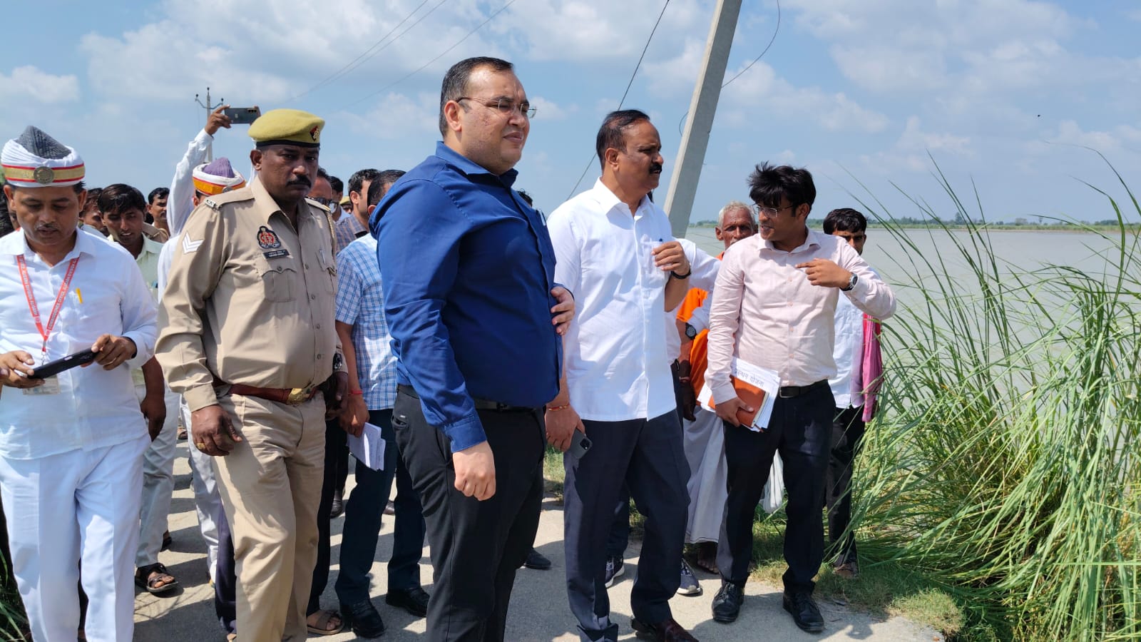 पटियाली के बाढ़ प्रभावित गांवों में पहुंचे मंडलायुक्त, स्टीमर से लिया हालात का जायजा
