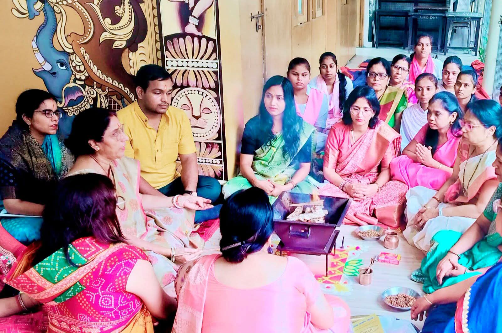 दीक्षारंभ से शुरू हुई छात्राओं की नई शैक्षणिक यात्रा