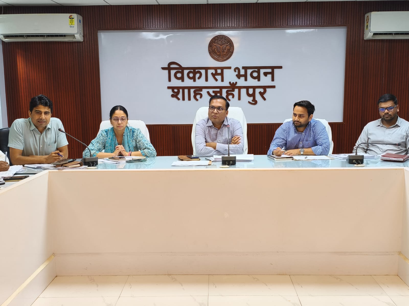 सीएम डैशबोर्ड की समीक्षा में डीएम सख्त, गलत तरीके से मामले खारिज करने पर निलंबन की चेतावनी