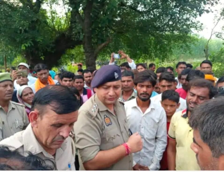 शाहजहांपुर: इलाज के दौरान छह साल के बच्चे की मौत, परिजनों ने शव सड़क पर रखकर किया हंगामा