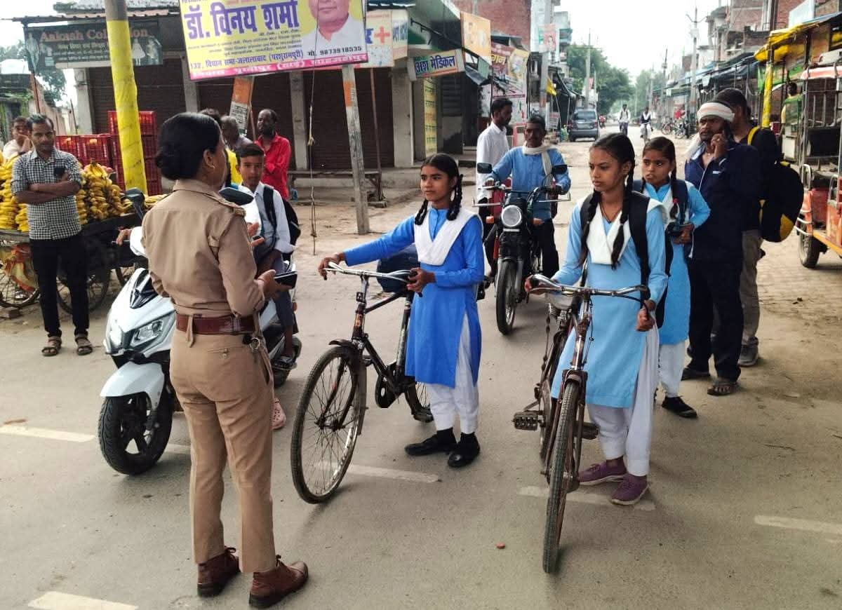 शाहजहांपुर:  एंटी रोमियो टीमों ने छात्राओं को किया जागरूक, संदिग्ध लड़कों से पूछताछ