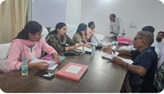 समाधान दिवस में 32 शिकायतें पहुंचीं, पांच का मौके पर निस्तारण