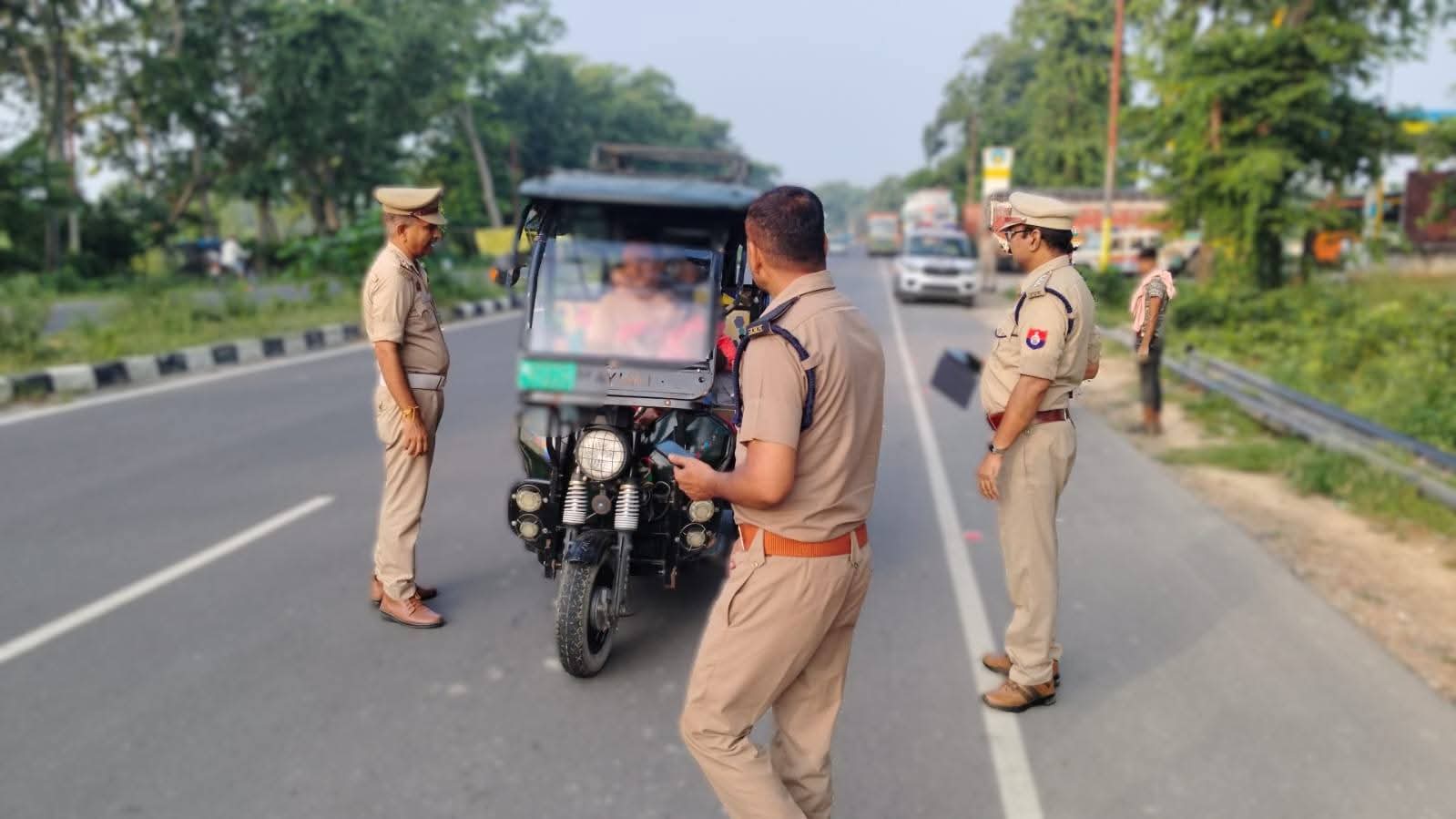 शाहजहांपुर: पुलिस ने चेकिंग के दौरान पांच स्कूल वाहन किए सीज, 10 का चालान