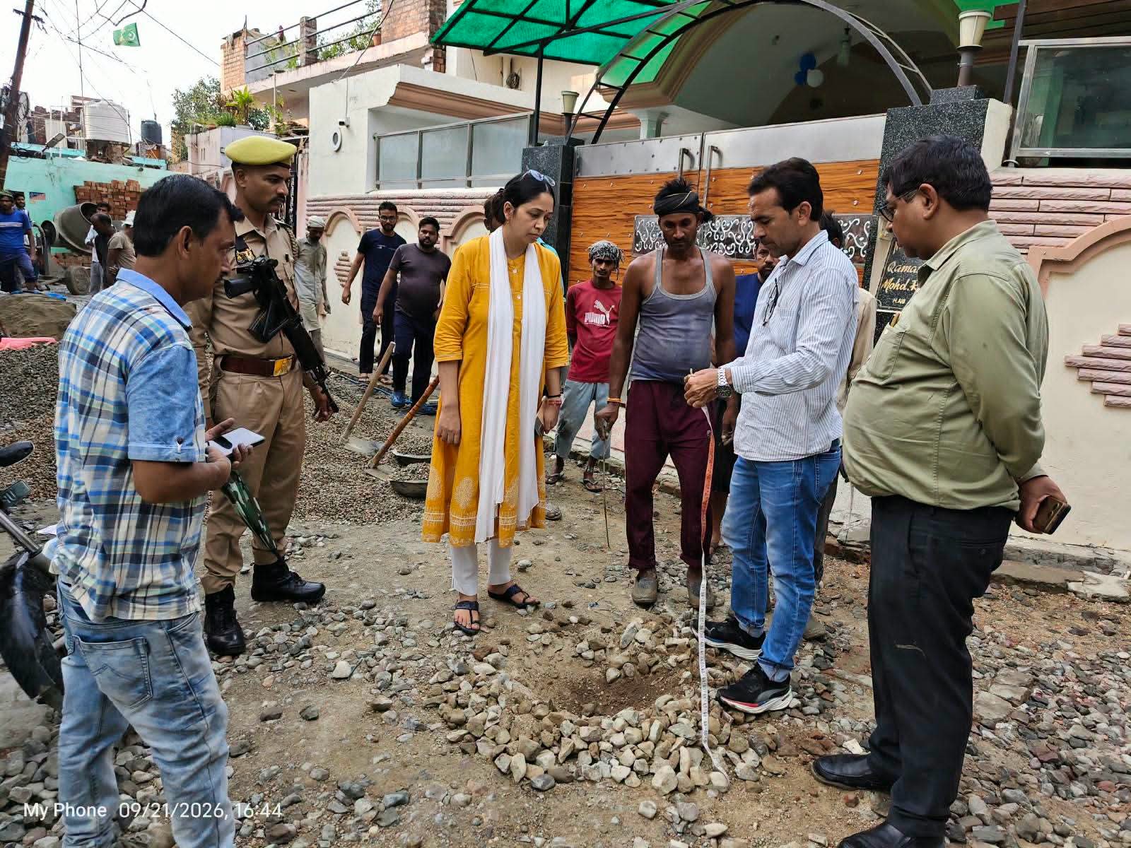 शाहजहांपुर: नगर आयुक्त को सड़कों के निर्माण में मिलीं खामियां, दिए सुधार के निर्देश