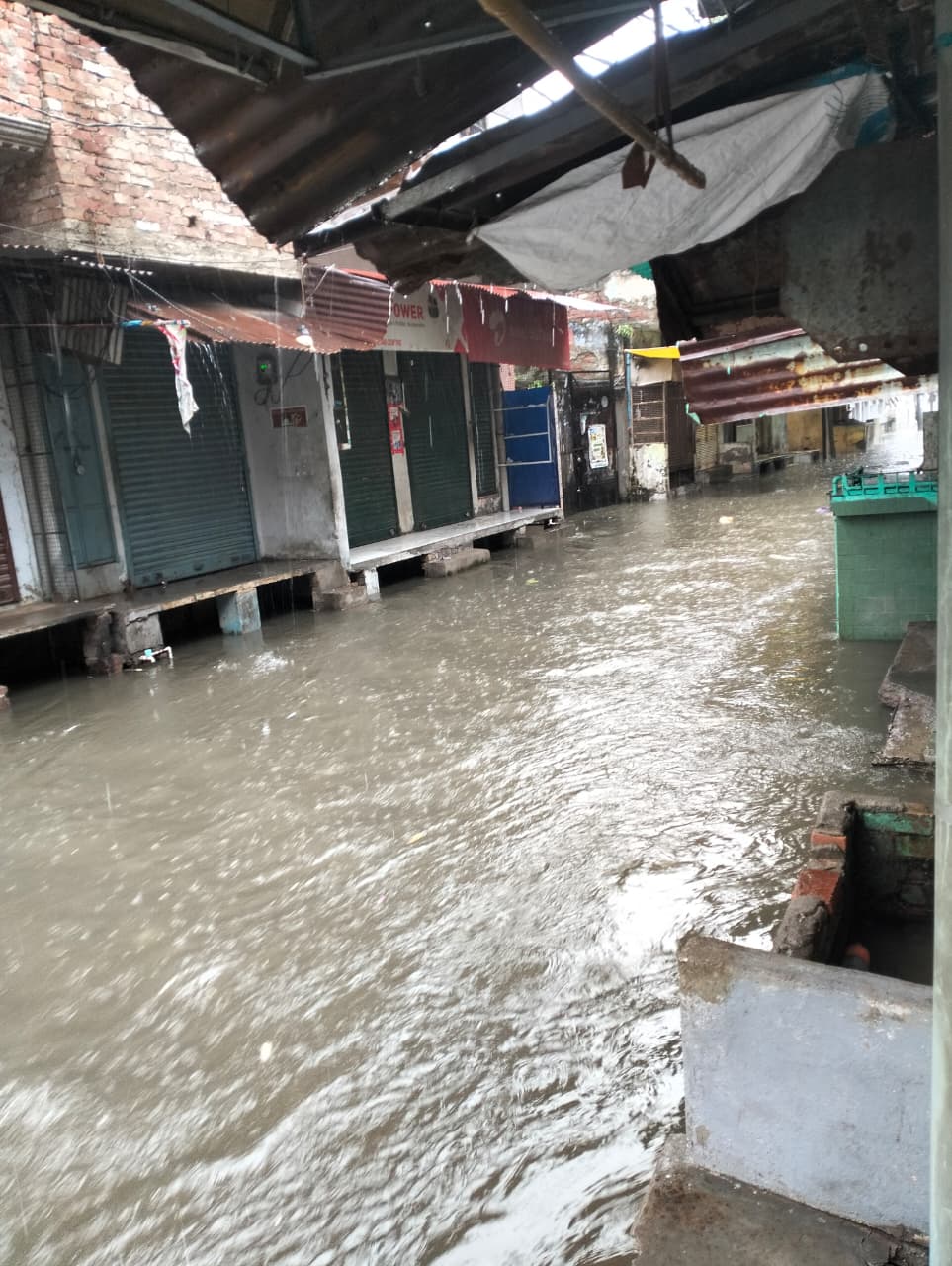 बरेली:  मूसलाधार बारिश से शहर की सड़कें जलमग्न, जगह-जगह भरा घुटनों तक पानी