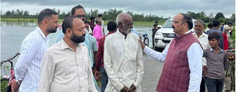 शाहजहांपुर: सांसद ने पहले मन की बात सुनी, फिर बारिश से बर्बाद हुई फसलें देखीं