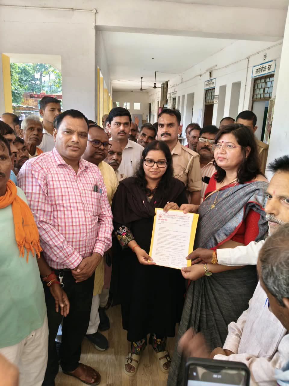 बारिश से मकान और फसलें प्रभावित, राहत-मुआवजे की मांग को लेकर एसडीएम को ज्ञापन