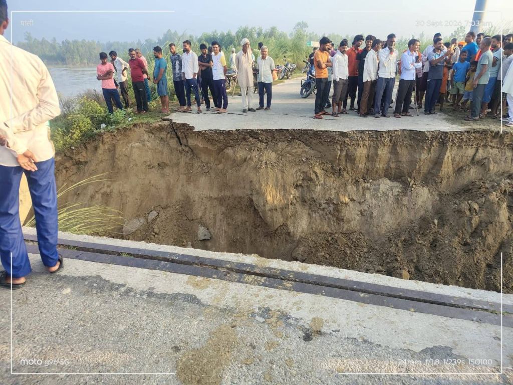 रामगंगा के कटान से गोरालोकनाथपुर पुल के पास धंसी सड़क, बड़ा हादसा टला