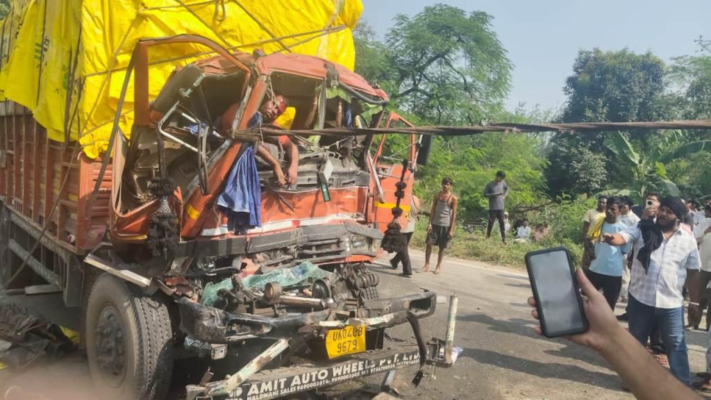 खराब खड़े ट्रक में पीछे से घुसा कंटेनर, चालक की मौत